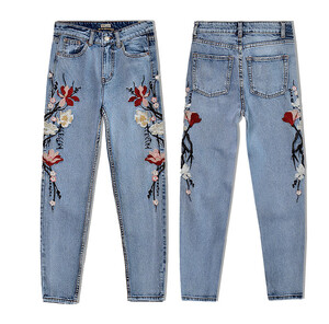 Damskie mom jeans haft naszywki kwiaty new trend