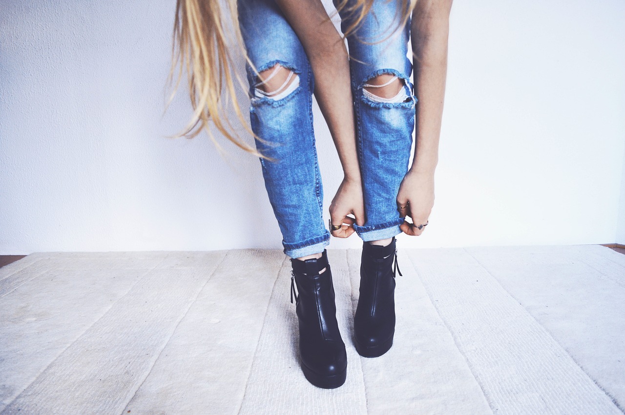 Idealne jeansy damskie – co, jak i z czym, czyli mały poradnik dla kobiet :)