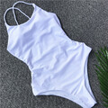 strój kąpielowy jednoczęściowy na plażę biały