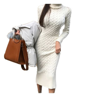 Ciepła dłuższa sukienka sweter z golfem na jesień